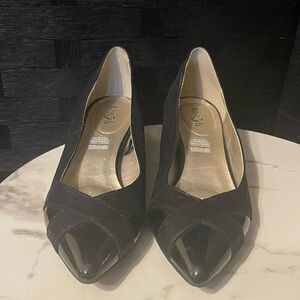 Easy Street Shiny 2.5”Heels Sz 7.5m classy heels black